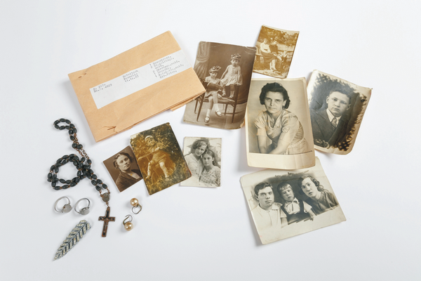 #StolenMemory - Effekte von Neonella Doboitschina. Effekten sind persönliche Gegenstände, die Inhaftierten in den Konzentrationslagern abgenommen wurden - etwa Brieftaschen, Fotos oder Schmuck. Die Arolsen Archives bewahren diese Besitztümer bis heute auf