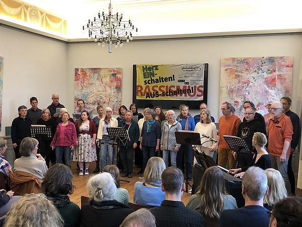 Unter dem Motto "Herz einschalten - Rassismus ausschalten" wurde bei einem Chorkonzert des Chorprojektes 'POLITICALied' im Frühjahr eine starke Botschaft aus dem Ratzeburger Rathaus zum Abschluss der 'Internationalen Wochen gegen Rassismus' gesendet. © Ve