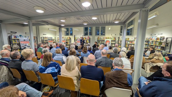 Das Bild zeigt 'GRENSHUS'-Leiter Dr. Andreas Wagner und Historiker Ilko-Sascha Kowalczuk im Gespräch vor einem interessierten Publikum in der Ratzeburger Stadtbücherei.