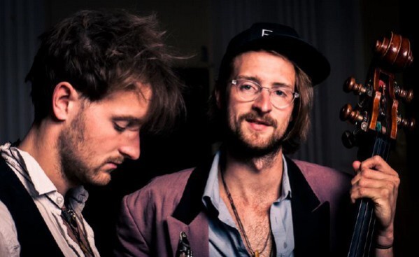 Das Weltmusik-Duo 'PaBaMeTo' besteht aus den Zwillingsbrüdern Pay Bandik Nonn (Kontrabass, Gitarre, Cittern, Mandoline, Banjo) und Melf Torge Nonn (Klarinette, Bassklarinette, Sopransaxophon, Irish Flute, Tin Whistle) © Johann Jasper Graetsch