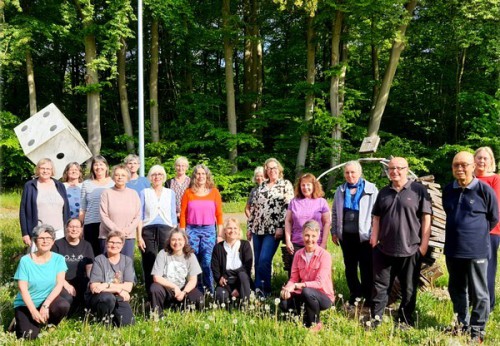 Das Bild zeigt die Tai Chi-Gruppen der Ratzeburger Volkshochschule mit dem chinesischen Tai Chi-Lehrer Foen Tjoeng Lie in einer Gruppenaufnahme