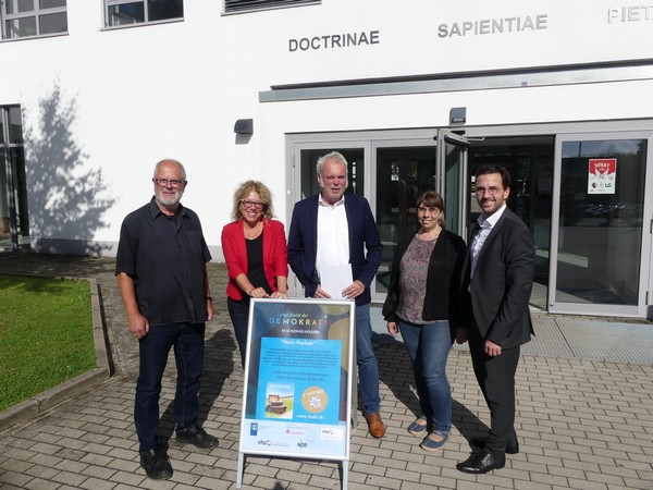 Das Bild zeigt  Klaus Bergmann und Petra Haase vom Kulturkreis Carlow sowie Schuleiter Thomas Engelbrecht, Volkshochschulleiterin Silvia Tessmer und Kreissparkassenfilialdirektor (Nord) Christian Pein bei der Plakatpräsentation des Theaterstücks 'Moin Fre
