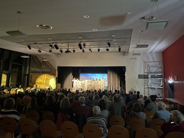 Das Ensemble des Kulturforums Carlow präsentiert  das Theaterstück »Moin Freiheit« in der Aula der Lauenburgischen Gelehrtenschule © Volkshochschule Ratzeburg und Umland e.V.