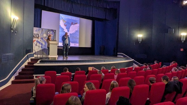 Bürgermeister Eckhard Graf und Volkshochschulleiterin Silvia Tessmer bedanken sich bei den teilnehmenden Schüler im Schul-Kunstprojekt "WIR und DIE ANDEREN". © Stadt Ratzeburg