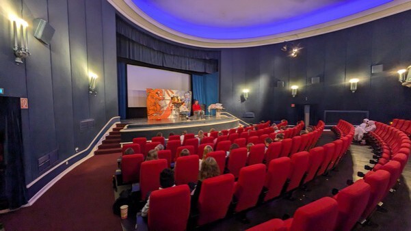 Manuela Weirauch und Richard Rabeus vom Theater-Ensemble 'RADIKS' im Gespräch mit den Schülern, die am Schul-Kunstprojekt "WIR und DIE ANDEREN" teilgenommen haben. © Stadt Ratzeburg